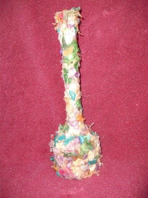 A spoon made of yarn and colored paper.