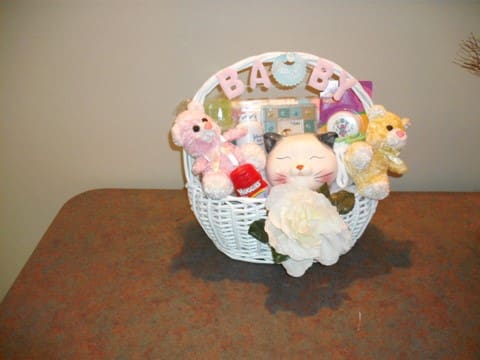 BABY GIFT BASKET i white kept on a wooden table